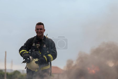Foto de Retrato de un bombero heroico con traje protector. Bombero en operación de extinción de incendios. Foto de alta calidad - Imagen libre de derechos