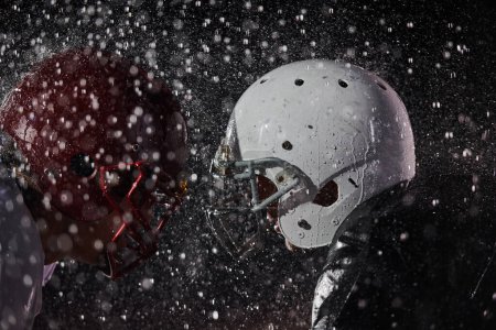 Foto de Dos futbolistas americanos cara a cara en silueta sombra sobre fondo blanco
. - Imagen libre de derechos