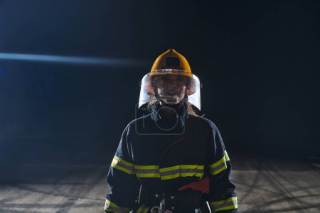 Foto de Retrato de una bombera de pie y caminando valiente y optimista. - Imagen libre de derechos
