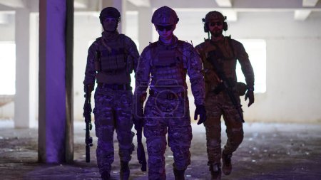 Foto de Soldado equipo de escuadrón caminando en entorno urbano de color lightis. - Imagen libre de derechos