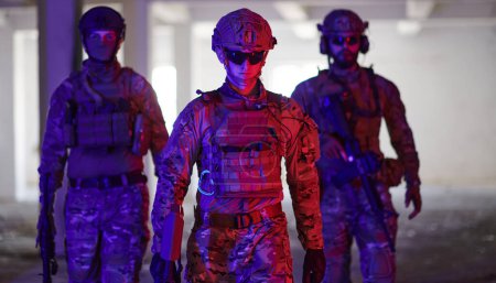 Foto de Soldado equipo de escuadrón caminando en entorno urbano de color lightis. - Imagen libre de derechos