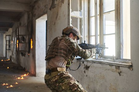 Foto de Un soldado profesional realiza una peligrosa misión militar en un edificio abandonado. - Imagen libre de derechos