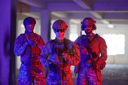 Téléchargez les photos : Équipe de soldats marchant dans un environnement urbain lumière colorée. - en image libre de droit