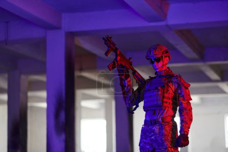 Téléchargez les photos : Un soldat professionnel entreprend une mission périlleuse dans un bâtiment abandonné illuminé par des néons bleus et violets. - en image libre de droit