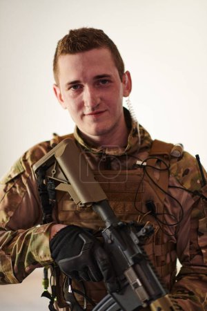 Foto de Retrato de soldado de guerra moderna en el entorno urbano. - Imagen libre de derechos