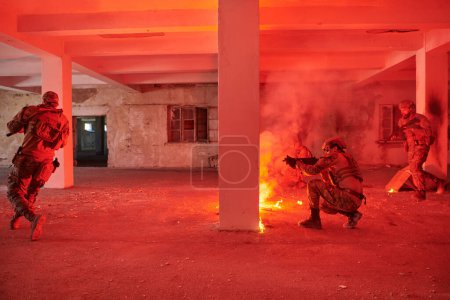 Foto de Un grupo de soldados profesionales ejecuta valientemente una peligrosa misión de rescate, rodeados de fuego en un peligroso edificio - Imagen libre de derechos