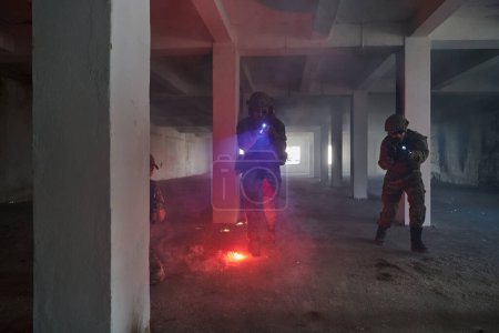 Foto de Un grupo de soldados profesionales ejecuta valientemente una peligrosa misión de rescate, rodeados de fuego en un peligroso edificio - Imagen libre de derechos