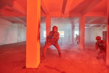 Téléchargez les photos : Un groupe de soldats professionnels exécute courageusement une mission de sauvetage dangereuse, entourée d'un incendie dans un bâtiment périlleux - en image libre de droit