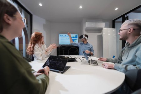 Téléchargez les photos : Un groupe diversifié d'hommes d'affaires collabore et teste une nouvelle technologie de réalité virtuelle, portant des lunettes virtuelles, mettant en valeur l'innovation et la créativité dans leur espace de travail futuriste.. - en image libre de droit