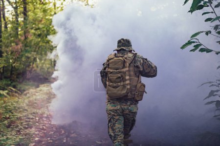 Foto de Batalla de los militares en la guerra. Tropas militares en el humo. - Imagen libre de derechos