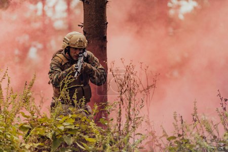 Téléchargez les photos : Bataille de l'armée dans la guerre. Les troupes militaires dans la fumée. - en image libre de droit