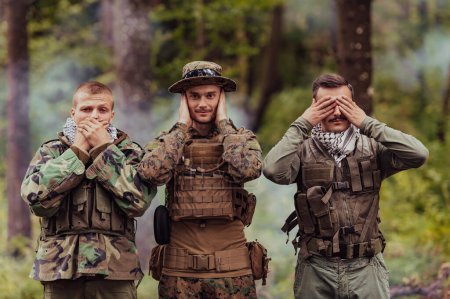Téléchargez les photos : Groupe de soldats dans les côtés oposit célébrant la paix après la bataille en montrant des symboles aveugles muets et sourds. - en image libre de droit