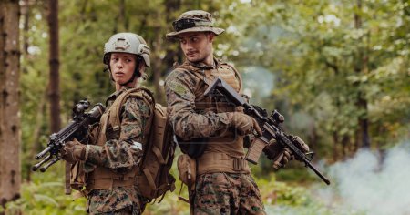 Téléchargez les photos : Escouade de soldats de la guerre moderne en formation tactique de combat Femme chef d'équipe. - en image libre de droit