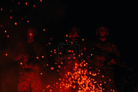 Foto de Escuadrón de soldados en acción en la misión nocturna usando luces láser de haz de visión concepto de equipo militar. - Imagen libre de derechos