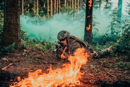 Foto de Soldados de guerra modernos rodeados de fuego en zonas boscosas densas y peligrosas. - Imagen libre de derechos