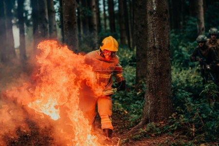Foto de Héroe bombero en peligro de acción saltando sobre la llama de fuego para rescatar y salvar. - Imagen libre de derechos