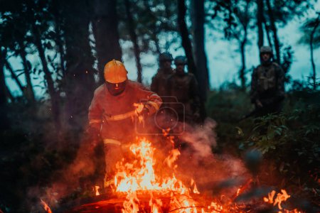 Foto de Héroe bombero en peligro de acción saltando sobre la llama de fuego para rescatar y salvar. - Imagen libre de derechos