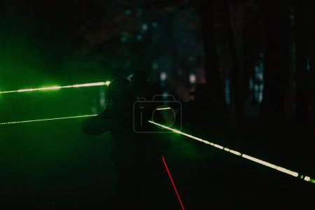 Foto de Escuadrón de soldados en acción en la misión nocturna usando luces láser de haz de visión concepto de equipo militar. - Imagen libre de derechos