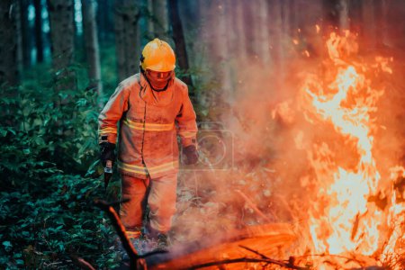 Téléchargez les photos : Héros pompier en action danger sauter par-dessus la flamme de feu pour sauver et sauver. - en image libre de droit