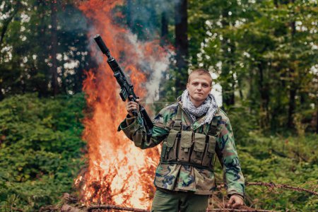 Téléchargez les photos : Guerrier guerrier guerrier guerrier militant terroriste en colère dans la forêt. - en image libre de droit