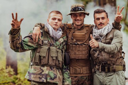 Téléchargez les photos : Groupe de soldats dans les côtés d'oposit célébrant la paix après la bataille. - en image libre de droit