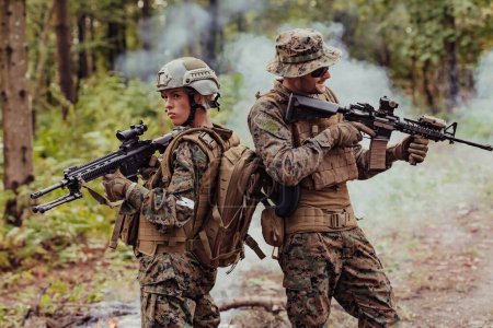 Téléchargez les photos : Escouade de soldats de la guerre moderne en formation tactique de combat Femme chef d'équipe. - en image libre de droit