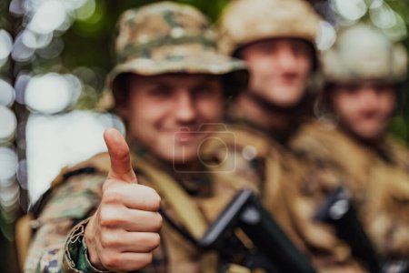 Téléchargez les photos : Combattants soldats debout avec des fusils. Portrait de groupe de membres d'élite de l'armée américaine, militaires privés, escouade antiterroriste. - en image libre de droit