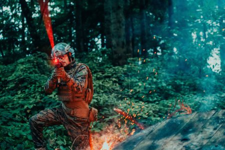 Téléchargez les photos : Un soldat se bat dans une zone de forêt de guerre entourée de feu. - en image libre de droit