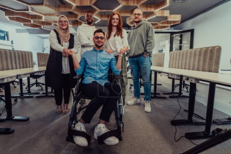 Foto de Jóvenes empresarios en una oficina moderna extienden un apretón de manos a su colega de negocios en silla de ruedas, mostrando inclusividad, apoyo y unidad en el entorno corporativo - Imagen libre de derechos