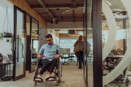 Téléchargez les photos : Dans une grande société moderne, un homme d'affaires déterminé dans un fauteuil roulant navigue dans un couloir, incarnant l'autonomisation et l'inclusion dans le monde des entreprises - en image libre de droit