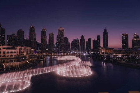 Foto de Vista única del espectáculo de Dubai Dancing Fountain por la noche. Atracción turística. Destino de viaje de lujo en el encantador y hermoso Oriente Medio. - Imagen libre de derechos