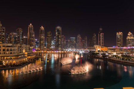 Téléchargez les photos : Vue unique sur Dubai Dancing Fountain show la nuit. Attraction touristique. Destination de voyage de luxe dans le charmant et beau Moyen-Orient. - en image libre de droit