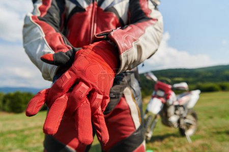 Foto de Un motocross profesional que se pone los guantes y se prepara para un motocross profesional. - Imagen libre de derechos