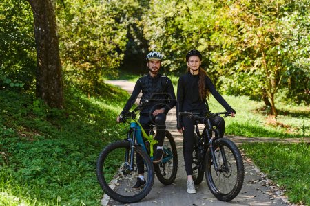 Téléchargez les photos : Un couple heureux, orné d'équipement de cyclisme professionnel, profite d'une balade romantique à vélo dans un parc, entouré d'attractions naturelles modernes, rayonnant d'amour et de bonheur. - en image libre de droit
