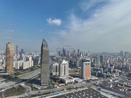 Téléchargez les photos : Vue aérienne cinématographique de la ville skyline, gratte-ciels financiers d'affaires modernes bâtiment et centre commercial d'Istanbul, Turquie à la journée ensoleillée d'hiver avec ciel bleu établissement drone tourné - en image libre de droit