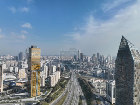 Téléchargez les photos : Vue aérienne cinématographique de la ville skyline, gratte-ciels financiers d'affaires modernes bâtiment et centre commercial d'Istanbul, Turquie à la journée ensoleillée d'hiver avec ciel bleu établissement drone tourné - en image libre de droit