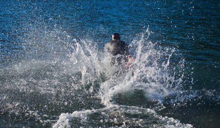 Foto de Atleta de triatlón comenzando a nadar entrenamiento en el lago. - Imagen libre de derechos