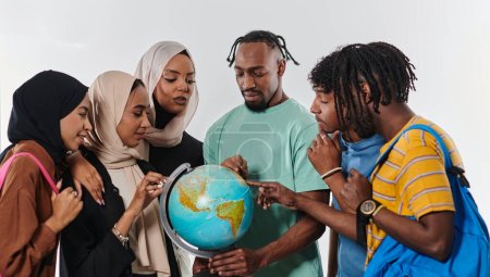 Foto de Un grupo diverso de estudiantes se reúne alrededor de un globo, absortos en la exploración y el estudio, su energía vibrante capturada sobre un fondo blanco prístino, simbolizando la unidad y la curiosidad en su - Imagen libre de derechos