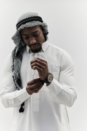 Téléchargez les photos : Entrepreneur arabe capture un autoportrait sur un fond blanc isolé, rayonnant d'ambition, de détermination et de charisme d'entreprise, incarnant l'essence d'un succès et d'influence - en image libre de droit