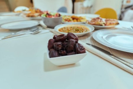 Foto de Una pintoresca variedad de fechas y diversos platos deliciosos adornan la mesa, creando un suntuoso banquete listo para la comida Iftar durante el mes sagrado del Ramadán, encarnando un rico tapiz de - Imagen libre de derechos