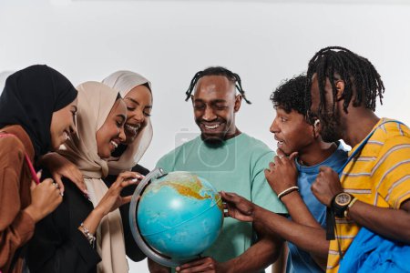 Foto de Un grupo diverso de estudiantes se reúne alrededor de un globo, absortos en la exploración y el estudio, su energía vibrante capturada sobre un fondo blanco prístino, simbolizando la unidad y la curiosidad en su - Imagen libre de derechos