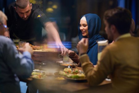 En una escena conmovedora, un chef profesional sirve a una familia musulmana europea su comida iftar durante el mes sagrado del Ramadán, encarnando la unidad cultural y la hospitalidad culinaria en un momento de compartir