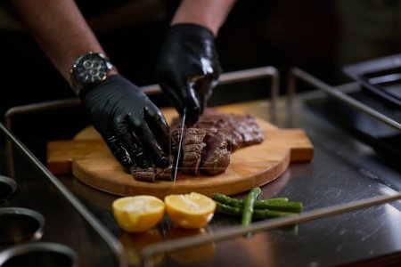 Primer plano, un chef profesional prepara expertamente un delicioso bistec utilizando técnicas de cocina modernas, mostrando la excelencia culinaria y la precisión en el arte de la cocina gourmet.