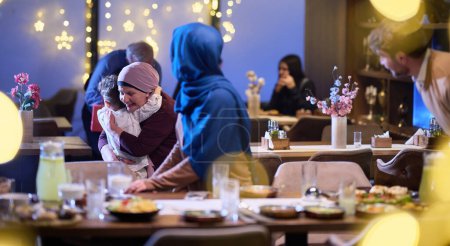 Foto de Los abuelos llegan a sus hijos y nietos reuniéndose para iftar en un restaurante durante el mes sagrado del Ramadán, llevando regalos y compartiendo momentos preciados de amor, unidad y - Imagen libre de derechos
