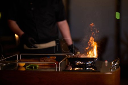 Gros plan, un chef cuisinier professionnel prépare un délicieux steak en utilisant des techniques de cuisine modernes, mettant en valeur l'excellence culinaire et la précision dans l'art de la cuisine gastronomique.