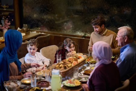 Une famille islamique européenne moderne et traditionnelle se réunit pour iftar dans un restaurant contemporain pendant la période de jeûne du Ramadan, incarnant l'harmonie culturelle et l'unité familiale au sein d'un