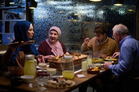 Una familia islámica europea moderna y tradicional se reúne para iftar en un restaurante contemporáneo durante el período de ayuno del Ramadán, encarnando la armonía cultural y la unidad familiar en medio de un