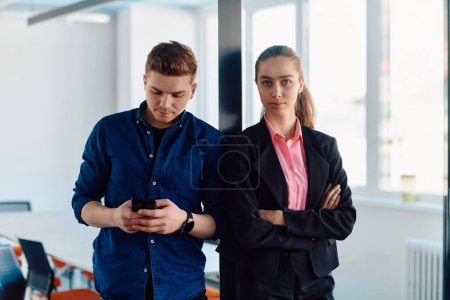Téléchargez les photos : La directrice d'une entreprise informatique pose avec sa collègue dans un bureau de démarrage moderne. - en image libre de droit