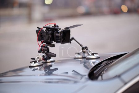 Un appareil photo professionnel est monté sur un véhicule, prêt à filmer des projets cinématographiques et des publicités en déplacement.