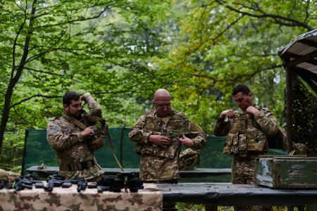 Une unité militaire d'élite se prépare à une opération forestière dangereuse, mettant en valeur les prouesses tactiques, les compétences en camouflage et l'état de préparation stratégique. 